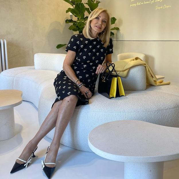 El look de Carmen Lomana con vestido entallado y abrigo amarillo (igual en Mango) es todo lo que necesitamos para saludar a la primavera porque rejuvenece