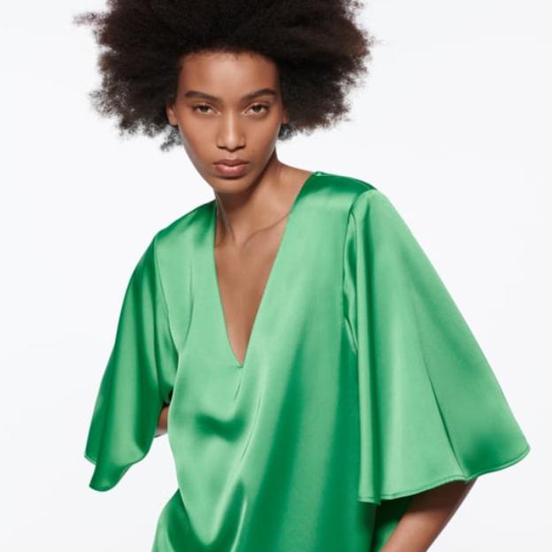 Zara repite con su vestido túnica verde que triunfó en los looks de invitada de 2021 y que favorece y rejuvenece en todos los tipos de cuerpo