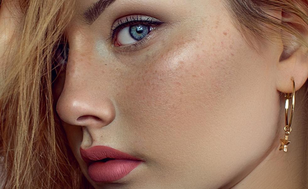 Cómo hacer las pecas falsas en casa para conseguir un efecto buena cara irresistible y un maquillaje antiedad inmediato sin necesidad de filtros