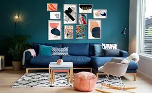 Las mejores ideas low cost que hemos visto en Pinterest para decorar la pared de detrás del sofá con cuadros, esculturas y papel pintado