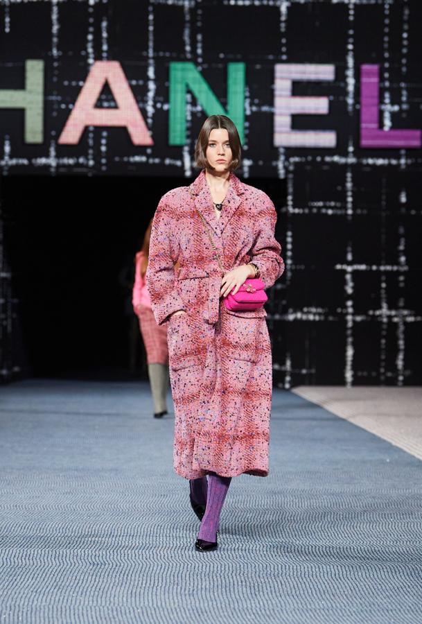 Inspiración retro y colorido años 90 en el desfile otoño-invierno 2022 de Chanel