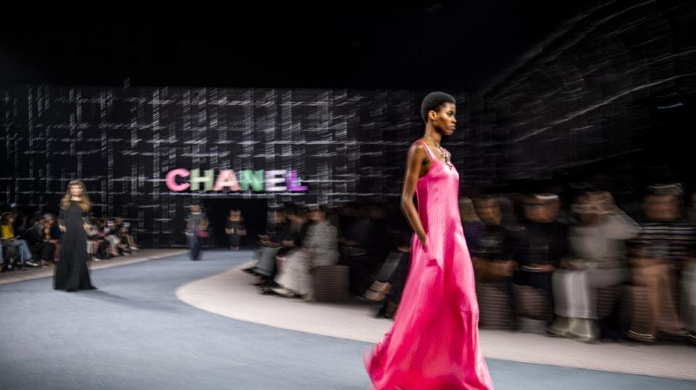 Inspiración retro y colorido años 90 en el desfile otoño-invierno 2022 de Chanel