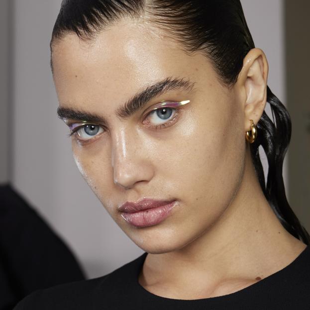 Guía de uso del eyeliner gris, el maquillaje de ojos a partir de los 50 años que rejuvenece