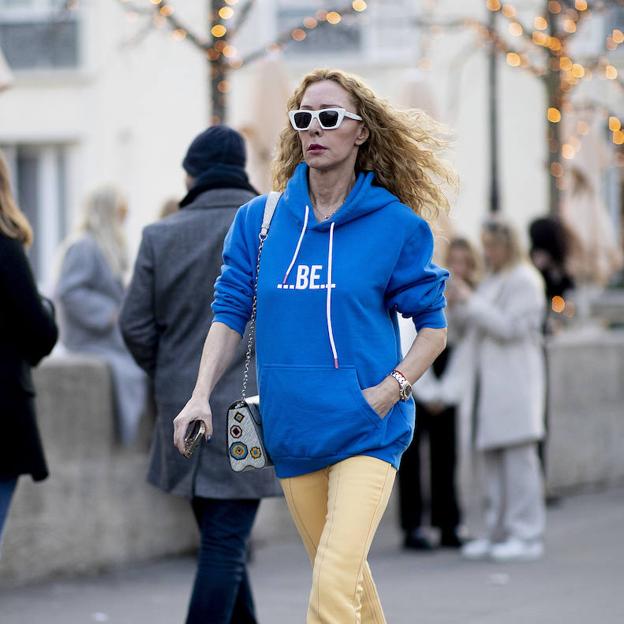 Las famosas lo confirman: necesitas una sudadera para tus looks con vaqueros (y tenemos tres opciones low cost)