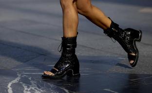 Así son los controvertidos botines negros de Zara que imitan a unos de lujo: de tacón cómodo y con la puntera al descubierto