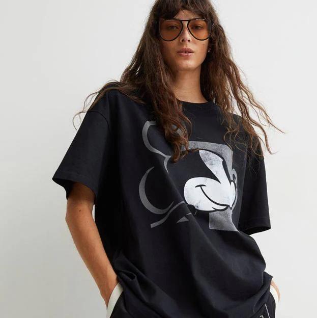 H&M tiene las camisetas perfectas para combinar con tus blazers y conseguir un de cómodo y favorecedor | Mujer Hoy