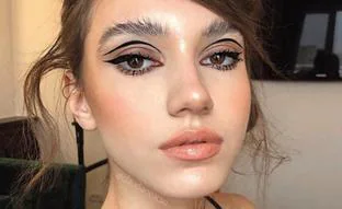 Cómo hacer el eyeliner fácil y tendencia que levanta el párpado caído y que ha arrasando en Instagram y el street style
