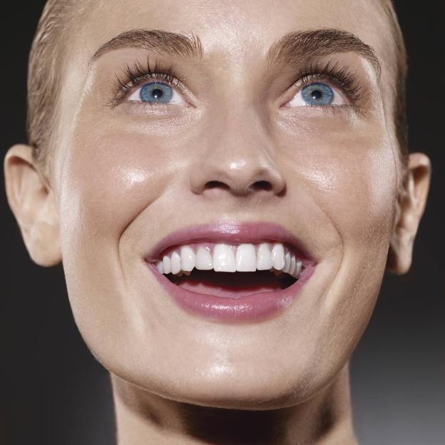 ¿Es mejor lavarse los dientes antes o después de desayunar? Tenemos la respuesta científica