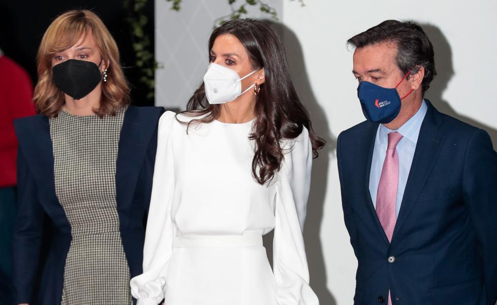 El espectacular look blanco de la reina Letizia para homenajear la moda española en la Fashion Week (y que puedes comprar en Zara casi idéntico)