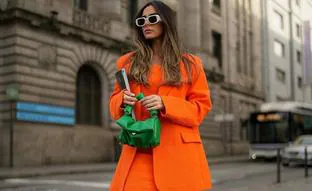 Formas de combinar el color naranja de la temporada para verte de lo más favorecida en un look rejuvenecedor
