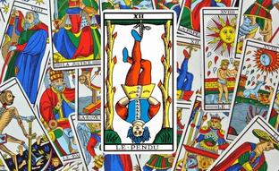 La carta del Tarot de la semana: El Colgado (arcano XII) te pide generosidad, calma y pequeños sacrificios para sacar lo mejor de tu fuerza interior