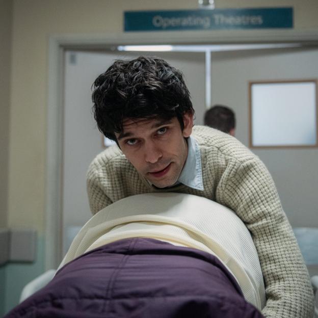 Ben Whishaw rompiendo la cuarta pared en Esto te va a doler.