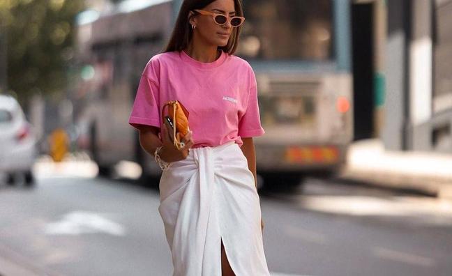 Las faldas midi elegantes y primaverales que vas a llevar de forma sencilla y favorecedora con camisetas básicas están en Cortefiel