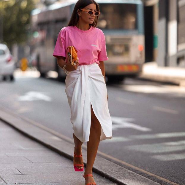 Las faldas midi elegantes y primaverales que vas a llevar de forma sencilla y favorecedora con camisetas básicas están en Cortefiel