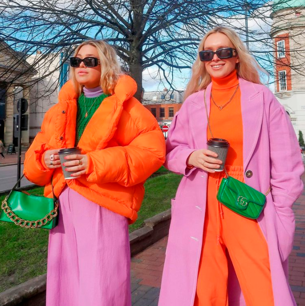 ​Estos abrigos largos de colores combinan con todo y quitan diez años de encima