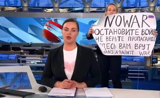 Liberan a Marina Ovsyannikova, la periodista rusa detenida por boicotear un informativo en directo con su cartel de No a la guerra de Ucrania