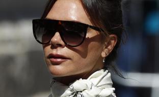 Un gloss que rellena las arrugas de los labios, el truco favorito de Victoria Beckham para un maquillaje antiedad perfecto y rejuvenecedor