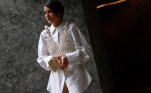 El truco de Zara para elevar de nivel el estilismo de una camisa blanca y convertirla en un básico para salir