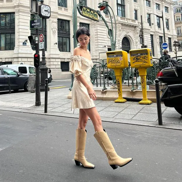 caliente mecánico Desgracia Las botas cowboy cómodas y asequibles que tienen todas las influencers  internacionales y que han triunfado en la Fashion Week de París (y no son  negras) | Mujer Hoy