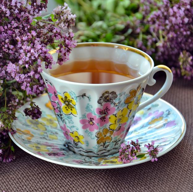 La costumbre japonesa ancestral de tomar agua tibia en ayunas que te ayuda a adelgazar (y es buena para todo)