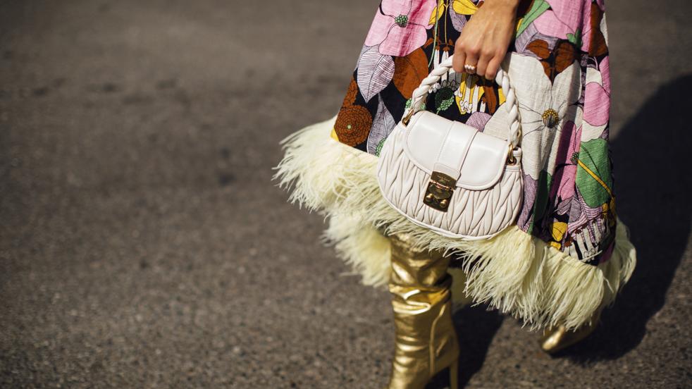 Esta primavera sustituye tu bolso negro por uno de estos blancos muy ponibles y que pegan con todo