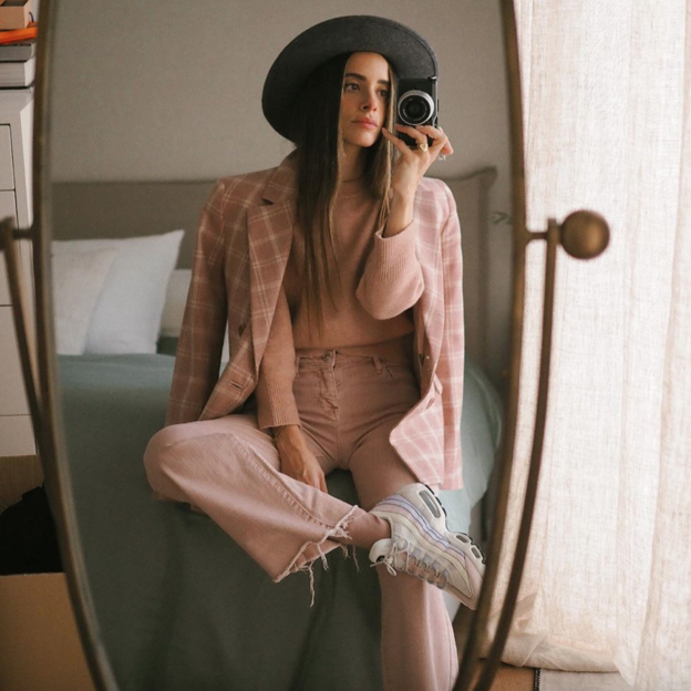 Hemos encontrado los vaqueros rosas de Zara que te harán parecer más alta y estilizada (por eso arrasan en Instagram)