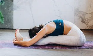 Apunta esta postura de yoga: Paschimottanasana (o la pinza sentada) que propicia la calma y cuida tu vientre para adelgazar y mejorar la digestión
