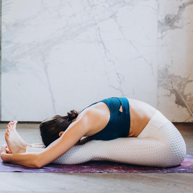 Apunta esta postura de yoga: Paschimottanasana (o la pinza sentada) que propicia la calma y cuida tu vientre para adelgazar y mejorar la digestión