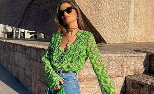 Las blusas y camisas estampadas super bonitas con las que te verás favorecida en un look con vaqueros y arrasan en Instagram