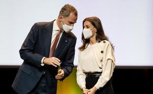 La falda midi de la reina Letizia ponible y que pega con todo que puedes comprar en Mango por 30 euros (y que sienta de maravilla)