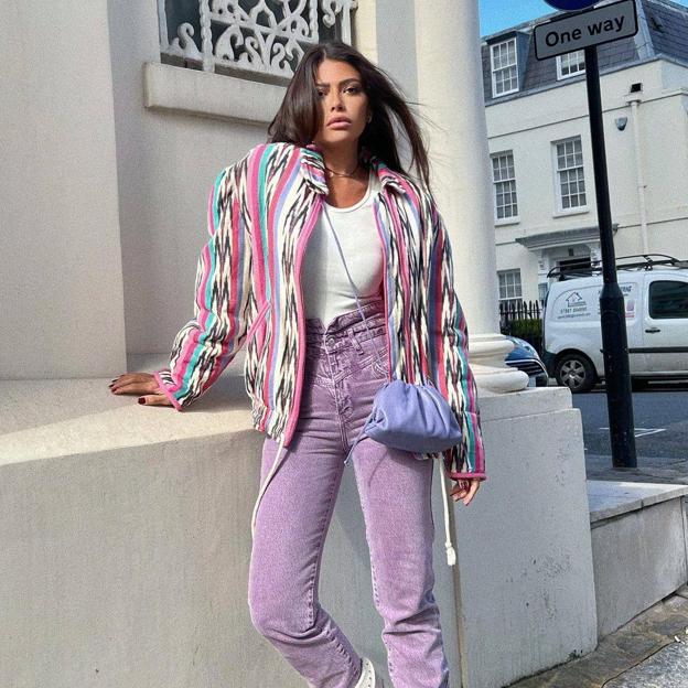 Los pantalones que están triunfando en Instagram porque hacen tipazo son unos vaqueros que puedes comprar en Mango por menos de 30 euros