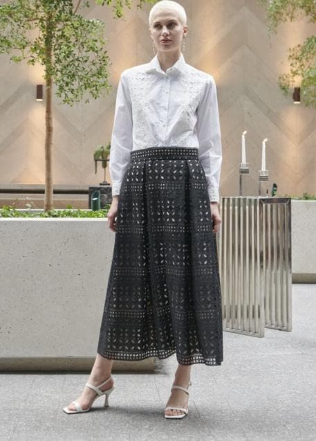 Camisa blanca y falda midi, el look low cost más elegante de Isabel Preysler que puedes comprar Zara por muy poco | Mujer Hoy