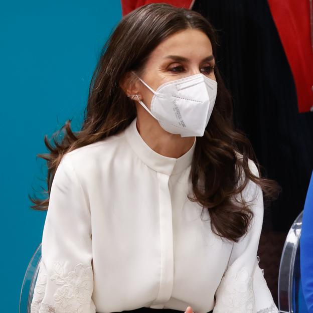 Los pantalones negros de la reina Letizia con cintura alta que estilizan muchísimo están en Zara por menos de 30 euros