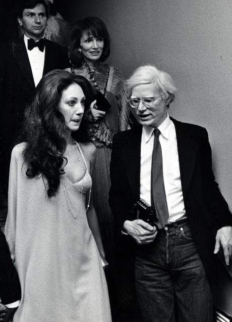 Marisa con Andy Warhol, durante la inauguración de la exposición American Women of Art, en el MET de Nueva York, en 1975.