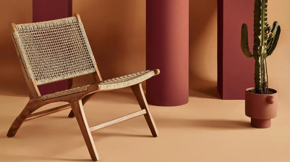 El mueble baratísimo que arrasa en Instagram y no para de agotarse es este sillón de madera de Zara Home y Primark Home