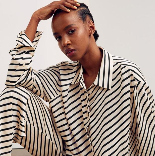 Este traje de rayas con efecto satinado está casi agotado porque es barato y queda ideal con zapatos planos