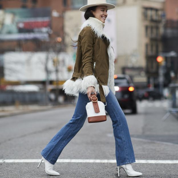 Unos vaqueros flare son la clave para copiar el look de influencer más cómodo y favorecedor (y tenemos tres opciones low cost)