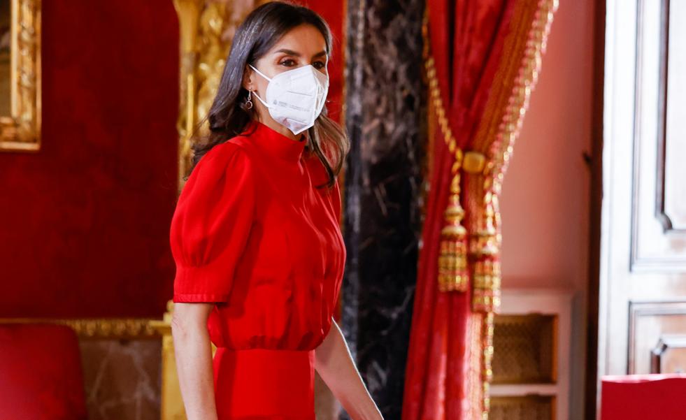 La reina Letizia triunfa con este espectacular vestido rojo de doña Sofía que puedes copiar en Zara por menos de 30 euros