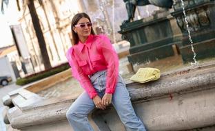 La camisa rosa es la prenda comodín más favorecedora y cómoda con la que elevar tu look con vaqueros, palabra de influencer