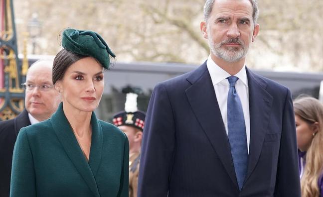 El espectacular vestido verde de la reina Letizia (con tocado incluido) que parece inspirado en Grace Kelly: el look que la convierte en la royal mejor vestida del funeral del duque de Edimburgo