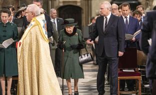 Escándalo en el funeral del duque de Edimburgo: así manipula el príncipe Andrés a la reina Isabel II de Inglaterra para limpiar su imagen delante de toda la realeza europea