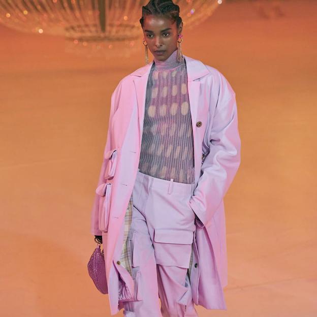 Las gabardinas de color rosa súper cómodas y muy bonitas que rejuvenecen cualquier conjunto de entretiempo