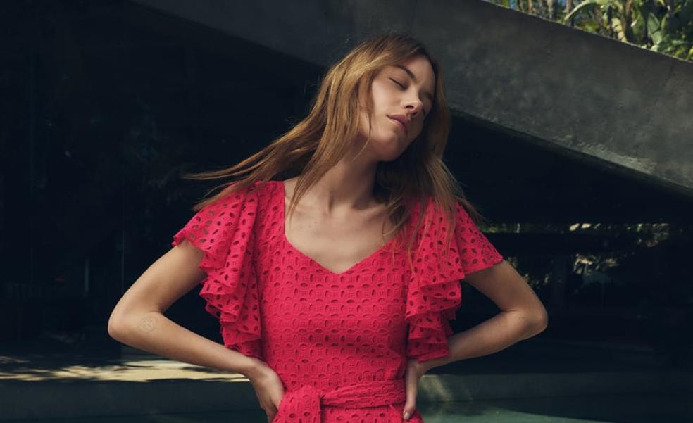 El vestido rosa fucsia de Zara que adoran las invitadas porque favorece, es ponible y muy transpirable