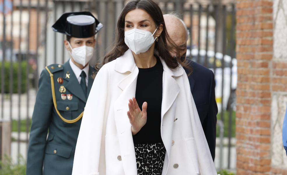 El espectacular y favorecedor look de la reina Letizia con una falda midi lápiz que puedes comprar en Lefties por 13 euros (y que sienta de maravilla)