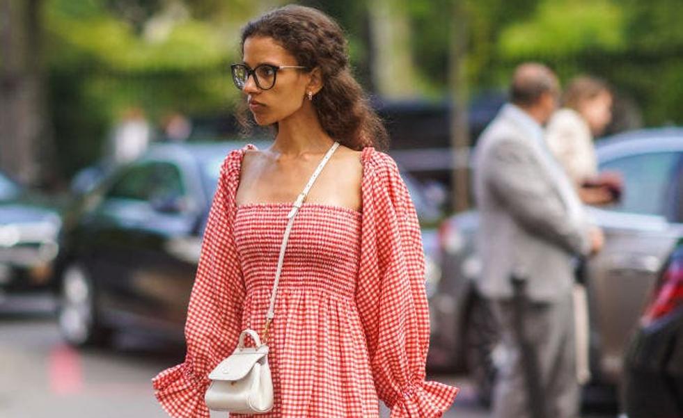 Hemos encontrado dos vestidos perfectos para lucir los cuadros vichy, el estampado primaveral favorito de las francesas