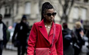 La chaqueta más elegante de la temporada es esta roja que hace tipazo y ha conquistado a las influencers