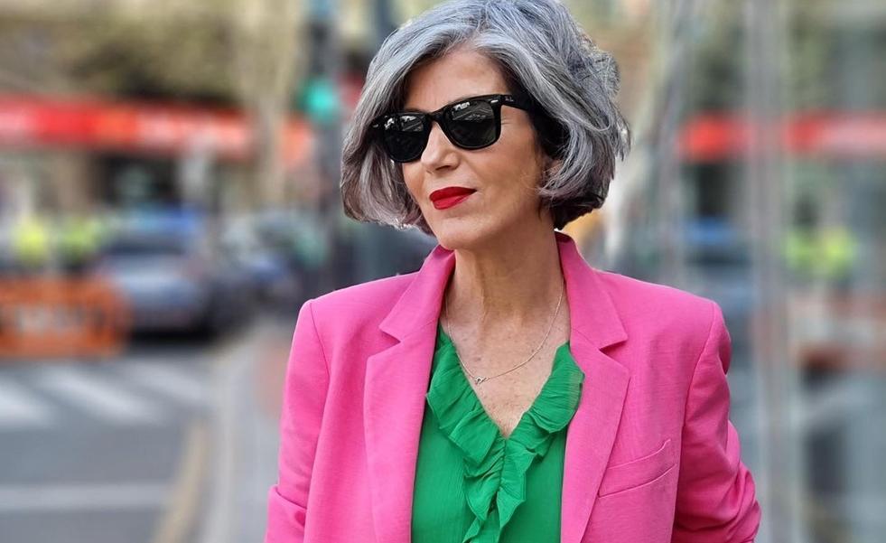 El vestido verde de Zara que rejuvenece a los 50 y triunfa entre las influencers maduras: con volantes, cómodo, barato y muy ponible