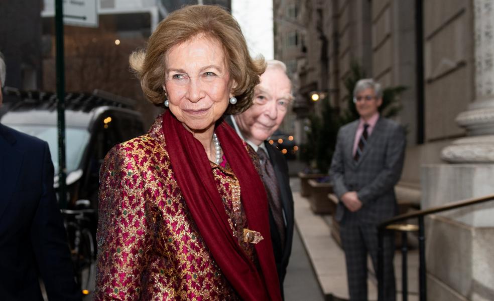 El precioso vestido midi de seda estampado de la reina Sofía en Nueva York tiene el color que más favorece a partir de los 50