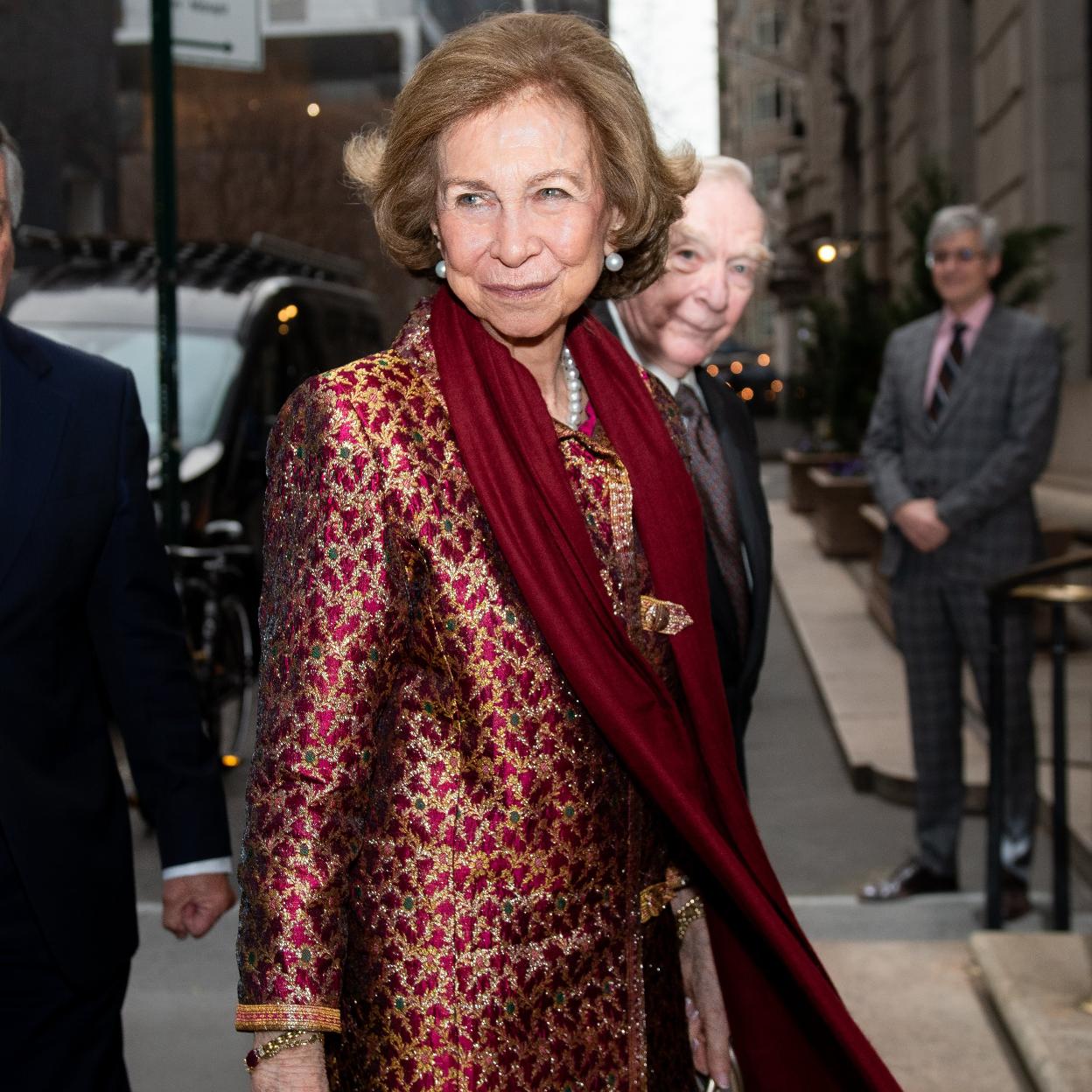 El precioso vestido midi de seda estampado de la reina Sofía en Nueva York  tiene el color que más favorece a partir de los 50 | Mujer Hoy