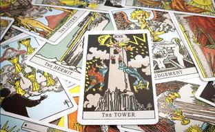 La carta del Tarot de la semana: La Torre (arcano XVI) quiere que rompas con todo lo que no puedas controlar